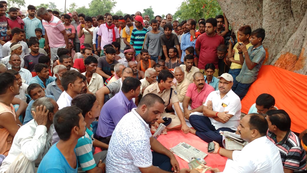 एसडीओ के बॉडीगार्ड द्वारा  लाठी भांजने पर आक्रोश,बैठी पंचायत,डीएसपी ने शांत कराया मामला