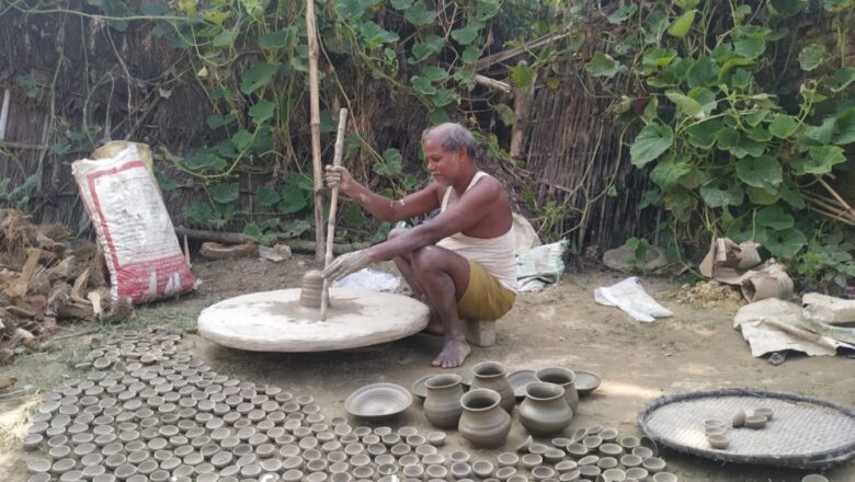 मिट्टी का दिया बना कर जग में रोशनी फैलाने वाले  कुम्हारों के जीवन से दूर नही हो पा रहा अंधेरा !