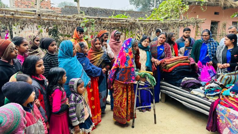 अखिल भारतीय मारवाड़ी महिला सम्मेलन ने लौकरिया में ग्रामीणों के बीच बाँटे कपड़े एवं कम्बल!