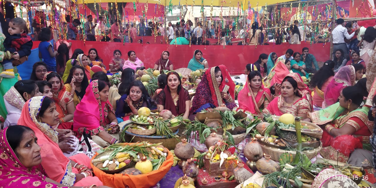 अस्तचलगामी सूर्य को छठ व्रतियों ने दिया अर्ध्य,छठ घाटों पर उमडा आस्था का जन सैलाब !