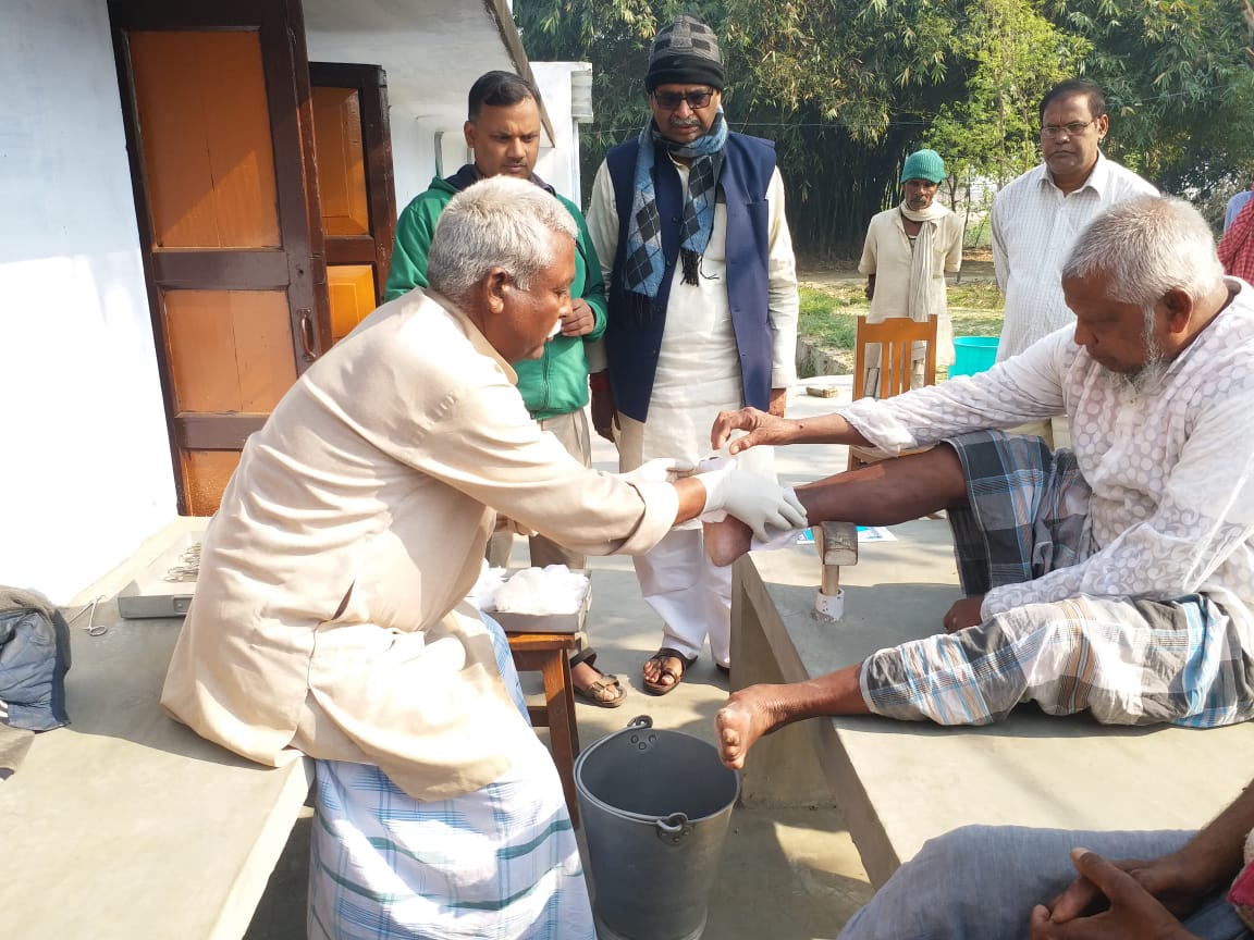 सीमा जागरण मंच के तत्वाधान में सुंदरपुर के कुष्ठ रोगियों के बीच होम्यो चिकित्सा की शुरुवात!