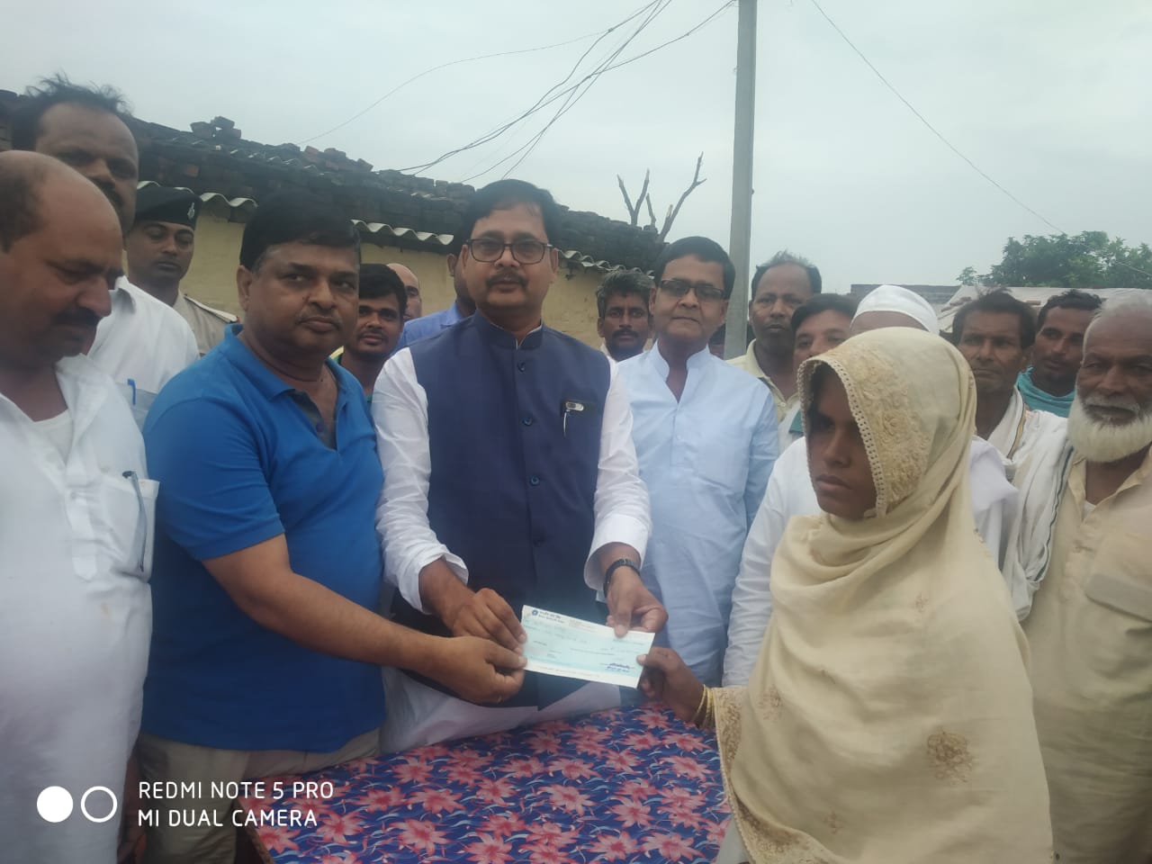 विधायक डॉ0 शमीम ने साइफन में डूबने से मरे जिकरुल्लाह के परिजनों को प्रदान किया 4 लाख का चेक !