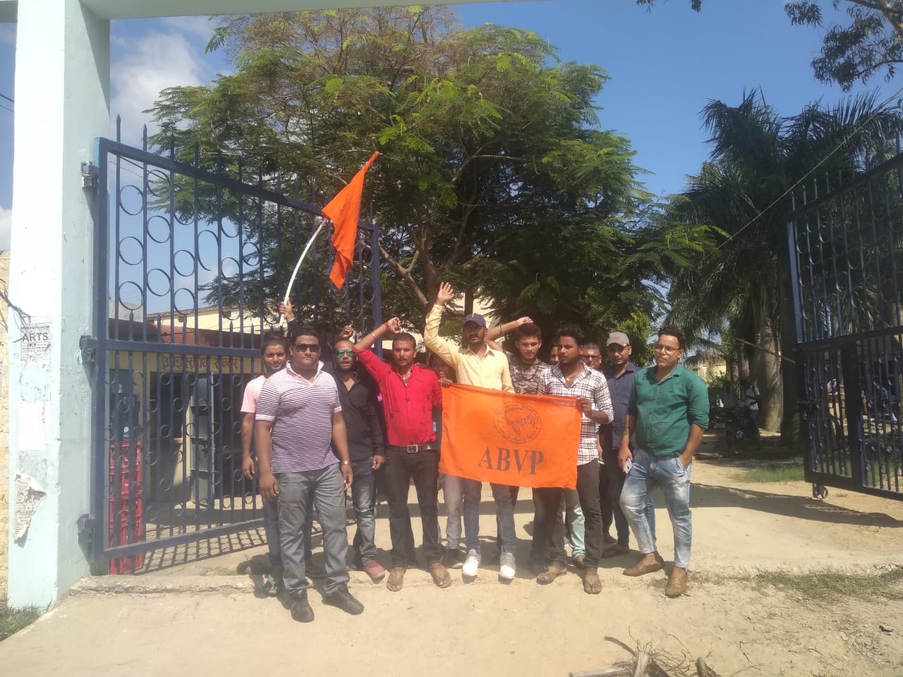 कॉलेज में बैंक शाखा खोलने व सम्पर्क पथ निर्माण की पहल के लिए एबिभीपी ने सौंपा प्राचार्य को ज्ञापन