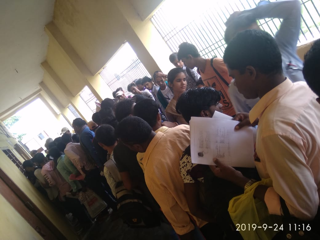 अखिल भारतीय विद्यार्थी परिषद की पहल पर नामांकन लेने वाले छात्रों की सुविधा के लिए खुला एसबीआई काउंटर