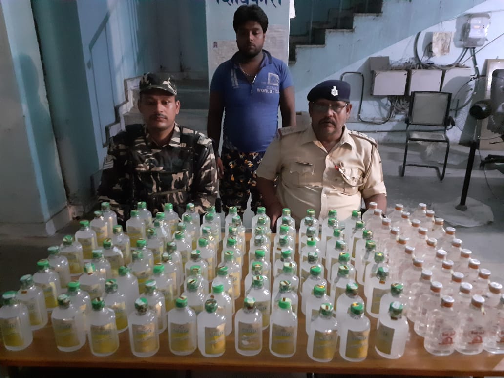 थम नही रही नेपाली शराब की तस्करी,90 बोतल शराब के साथ बाइक सवार तस्कर धराया!