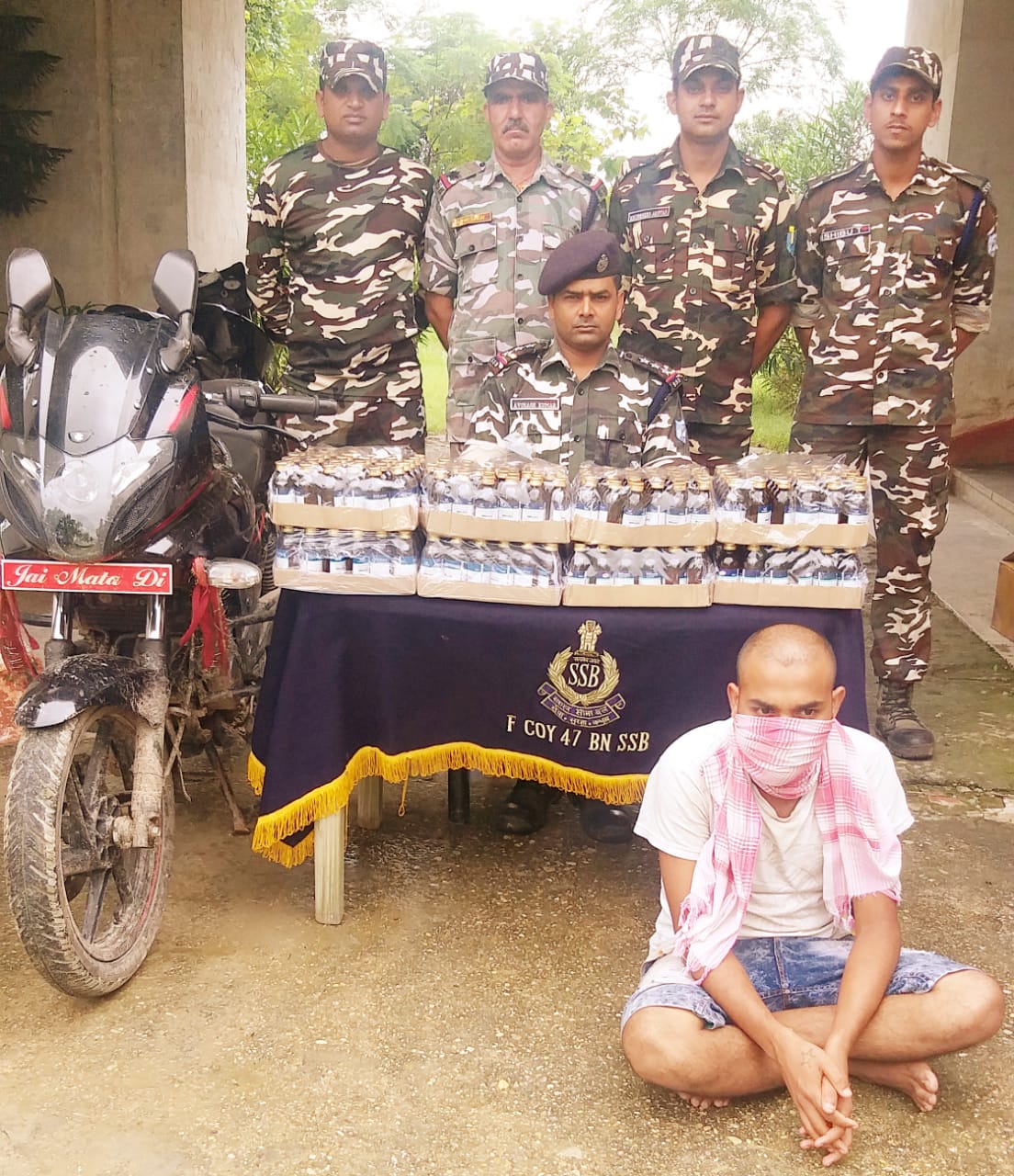 एसएसबी ने 240 बोतल नशीली दवा के साथ बाइक समेत एक युवक को दबोचा