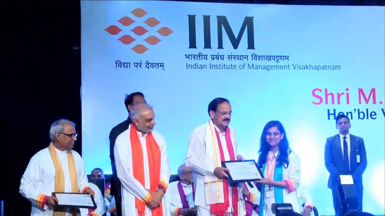 उपराष्ट्रपति वेंकैया नायडू ने  आईआईएम के दीक्षांत समारोह में शिप्रा को प्रदान किया एमबीए (फाइनान्स)की उपाधि!