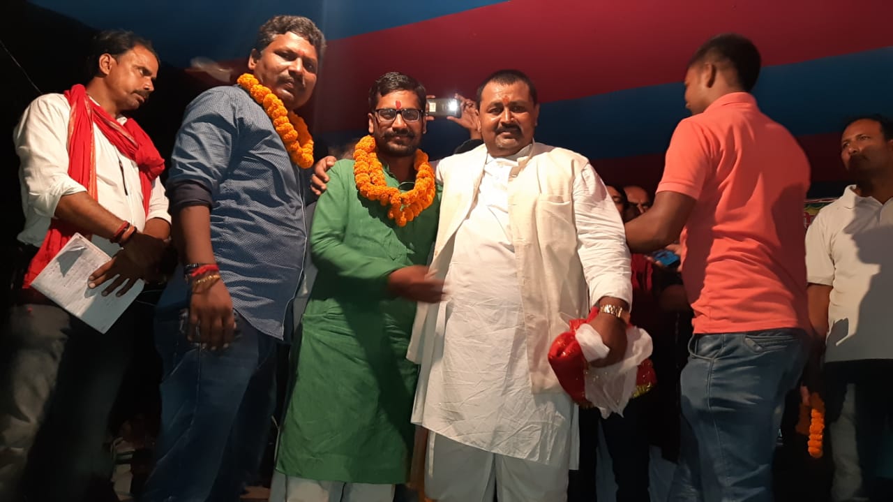 चलो बुलावा आया है जैसे भजन गा कर राजद नेता रवि मस्कारा ने मांगा  आशिर्वाद!