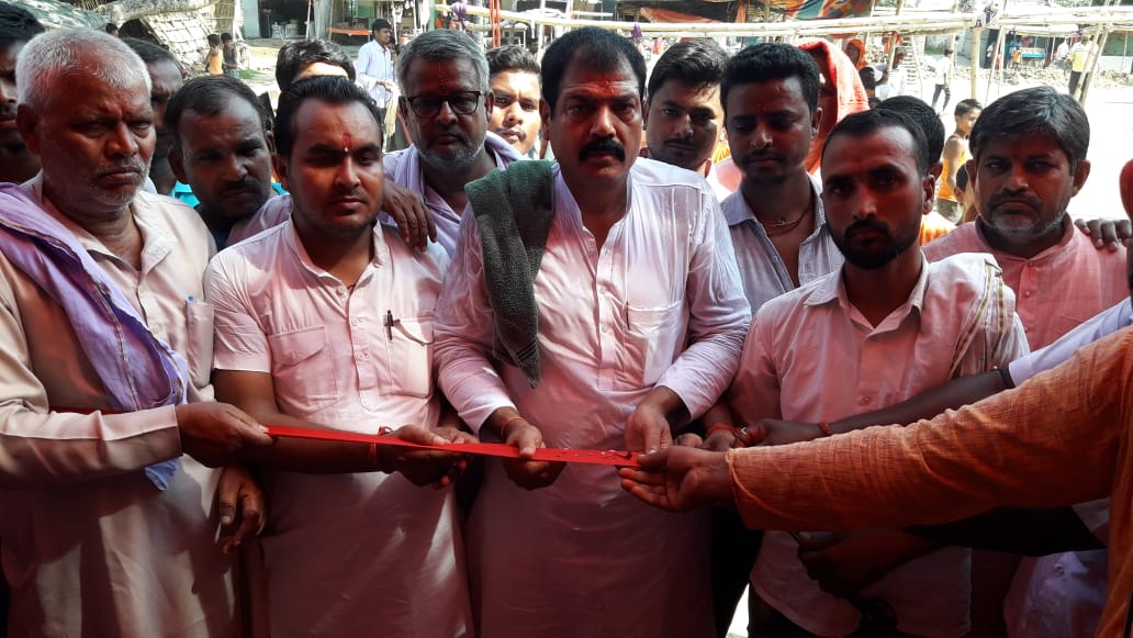 कांग्रेस नेता राम बाबू यादव व जिला पार्षद इन्द्रासन कुमार ने किया सौनाहा के सात दिवसीय मेला का उद्घाटन