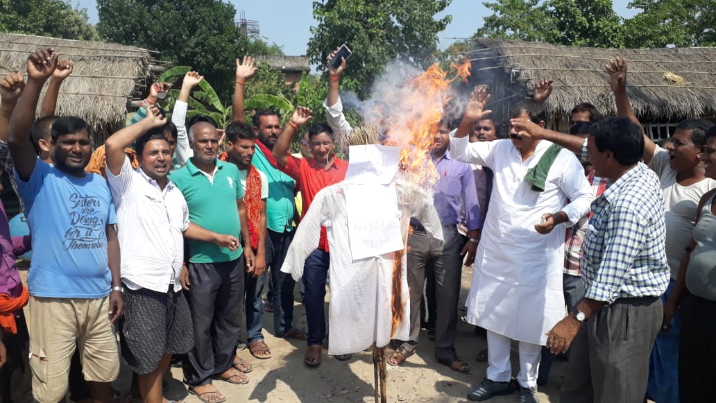 घोड़ासहन नहर सड़क की बदहाली को ले कर महागठबंधन द्वारा पुतला दहन,हुई नारेबाजी!