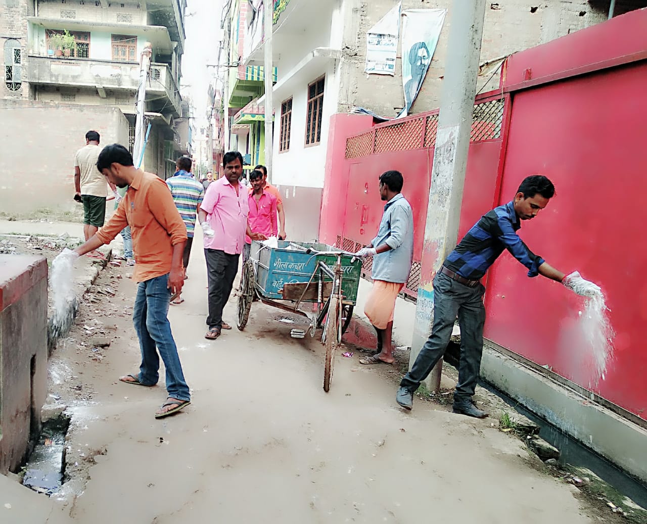 भाजयूमो कार्यकर्ताओं द्वारा डेंगू रोग से बचाव हेतु ब्लीचिंग पाउडर का छिड़काव!