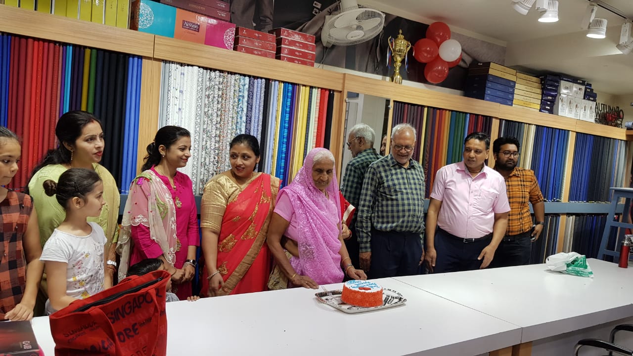 अरविन्द स्टोर ने मनाया अपने एक्सक्लुसिव शो रूम की तीसरी वर्षगांठ!