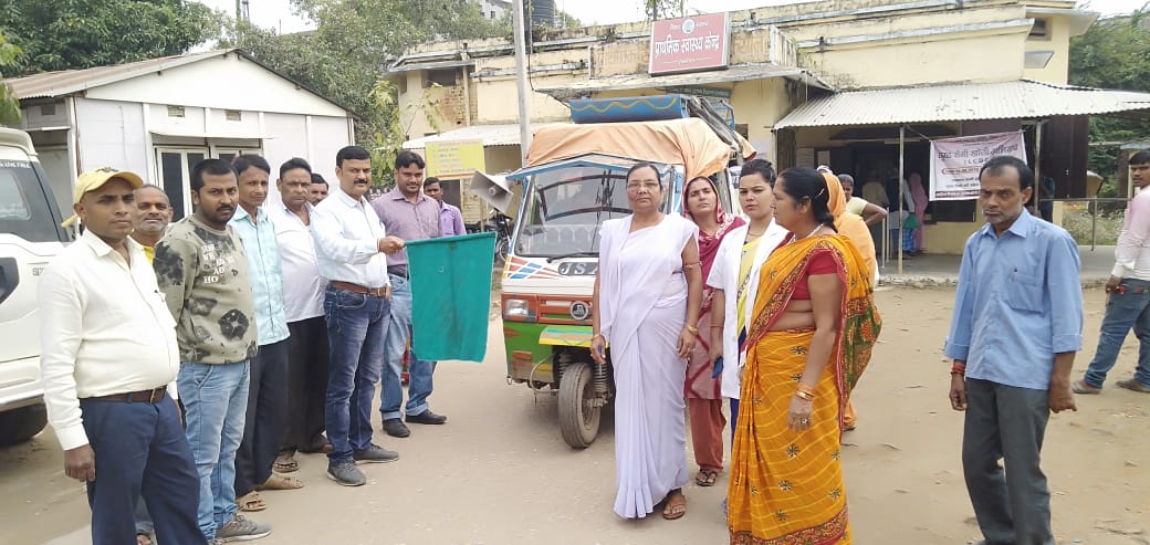 रक्सौल पीएचसी से परिवार नियोजन जागरूकता रथ रवाना,डॉ एसके सिंह ने दिखाई हरी झंडी!