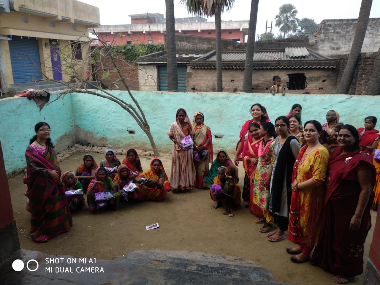 अखिल भारतीय मारवाड़ी महिला सम्मेलन के द्वारा दलित बस्ती में छठ पूजा का सामग्री वितरित!