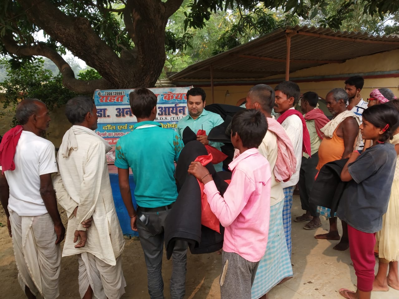 राहत डेंटल केयर के डायरेक्टर डॉ0 अनमोल आर्यन ने बांटी छठव्रतियों को वस्त्र व पूजा सामग्री!