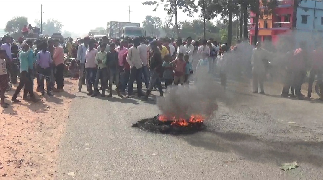 शव रख कर काठमांडू-दिल्ली सड़क मार्ग को किया अवरुद्ध,जम कर हुआ विरोध -प्रदर्शन व आगजनी!