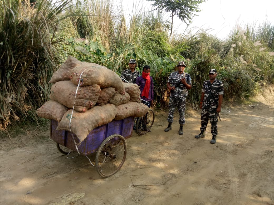 प्याज तस्करी में जुटे युवक एसएसबी ने दबोचा,1 हजार किलो प्याज बरामद