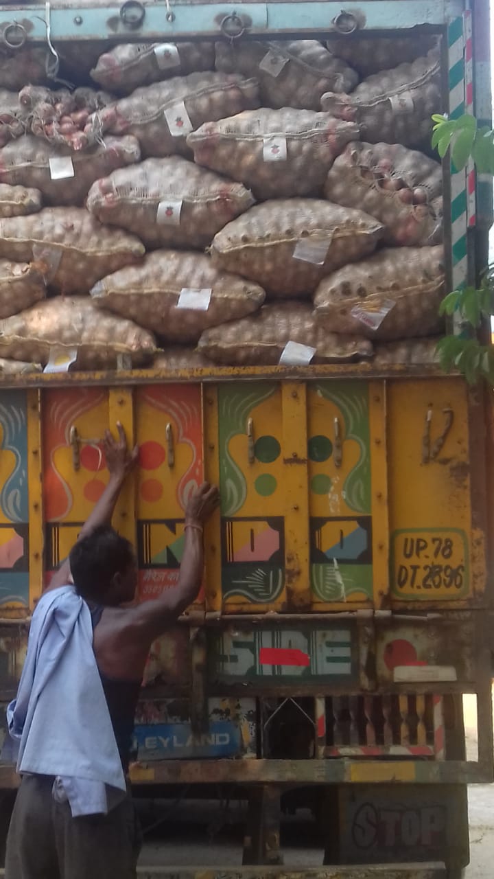 रक्सौल बॉर्डर पर करोड़ो रूपये का 15 ट्रक प्याज जब्त,कारोबारियों व तस्कर सिंडिकेट में खलबली