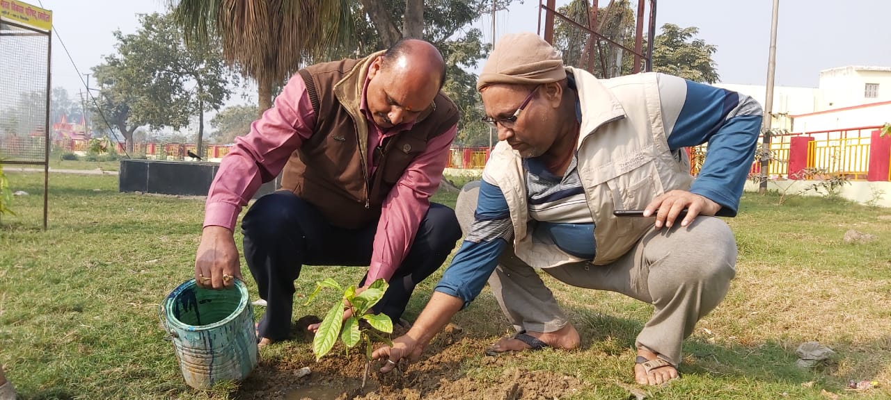 रक्सौल रेलवे पार्क में रुद्राक्ष का पौधा लगा कर स्टेशन प्रबंधक ने मनाया अपना जन्मदिन!