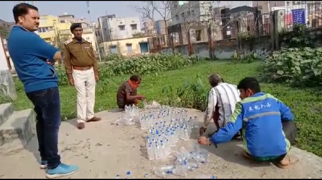 दंडाधिकारी की उपस्थिति में रेल पुलिस द्वारा बरामद 182 बोतल शराब का विनष्टीकरण!