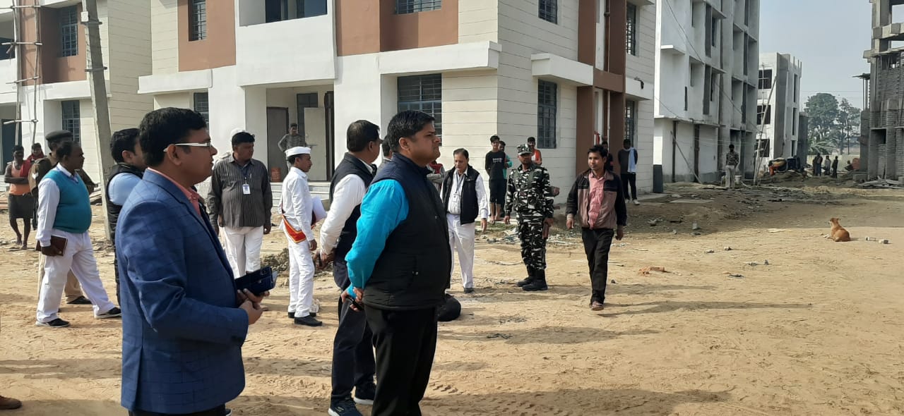 रामगढ़वा में भवन निर्माण कार्य में अनियमितता को देख कर भड़के डीएम!