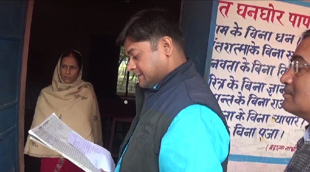 मैडम जी चला रही थीं मोबाइल,स्कूल में पढ़ा रहे थे शिक्षिका पति, डीएम रमण ने किया निलम्बित!