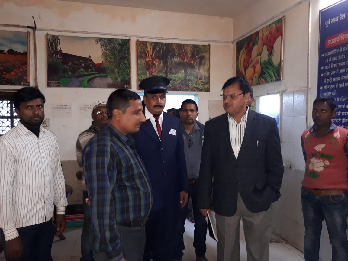 एडीआरएम एस आर मीणा ने किया रक्सौल रेलवे स्टेशन का निरीक्षण, गंदगी देख लगाई फटकार!