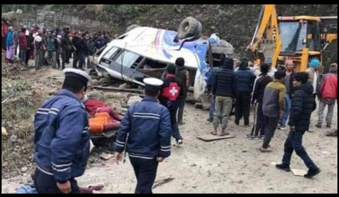नेपाल में तीर्थ यात्रियों की बस खाई में गिरी, भीषण सड़क हादसे में 14 यात्रियों की मौत
