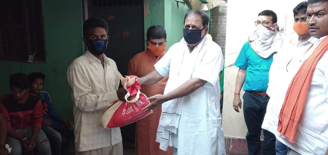 भाजपा ने शुरू किया रक्सौल नगर में राशन वितरण कार्य,कार्यकर्ता कर रहे जरूरत मन्दों का सर्वे!