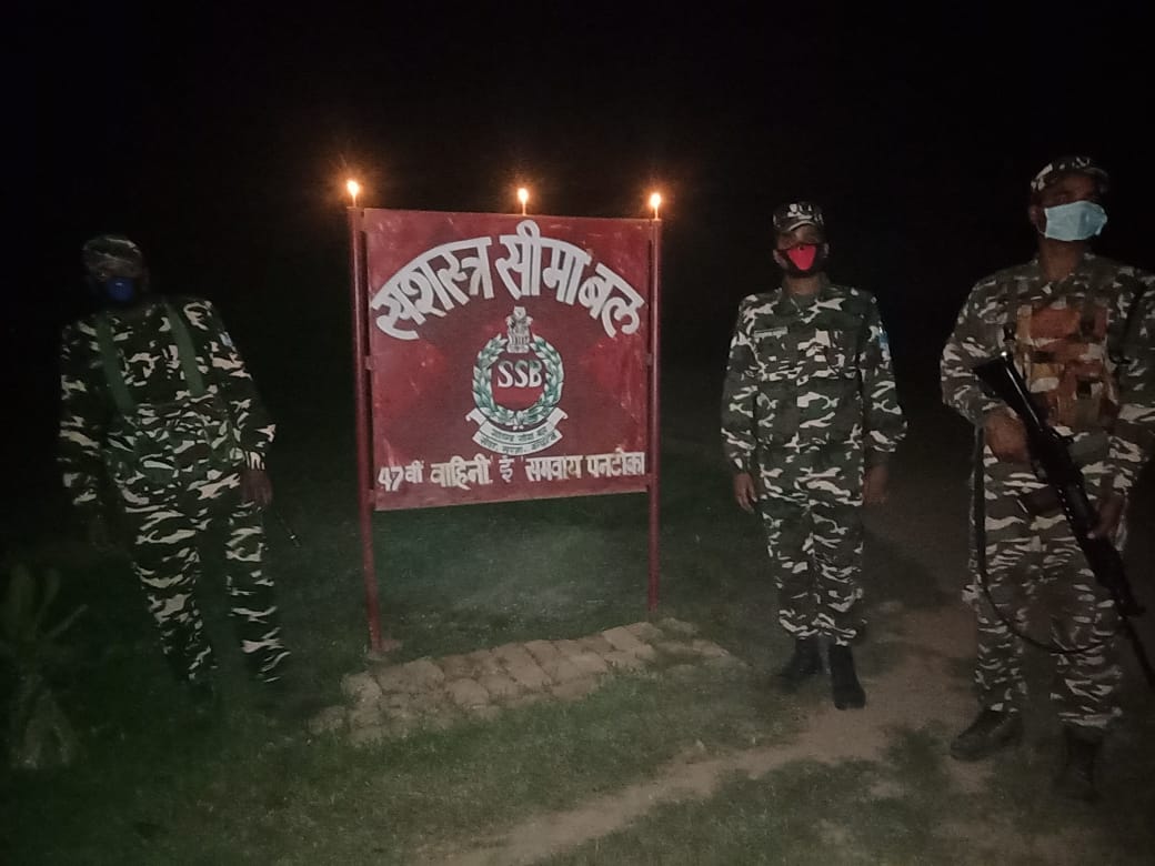 इंडो-नेपाल सीमा पर तैनात एसएसबी जवानों ने भी देश की एकता कोरोना मुक्ति के लिए जलाए दीप!