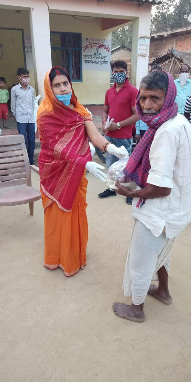 सुमन सेवा दल द्वारा भेलाही कुकुहिया मे गरीबों के बीच बांटी गई राहत सामग्री