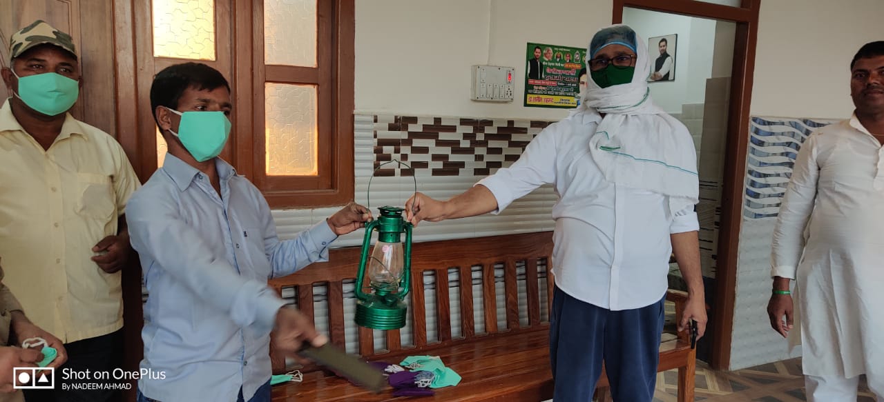 पीएम की अपील पर  विधायक डॉ0 शमीम समेत  राजद नेताओं ने जलाई लालटेन, कोरोना को भगाने का लिया संकल्प!
