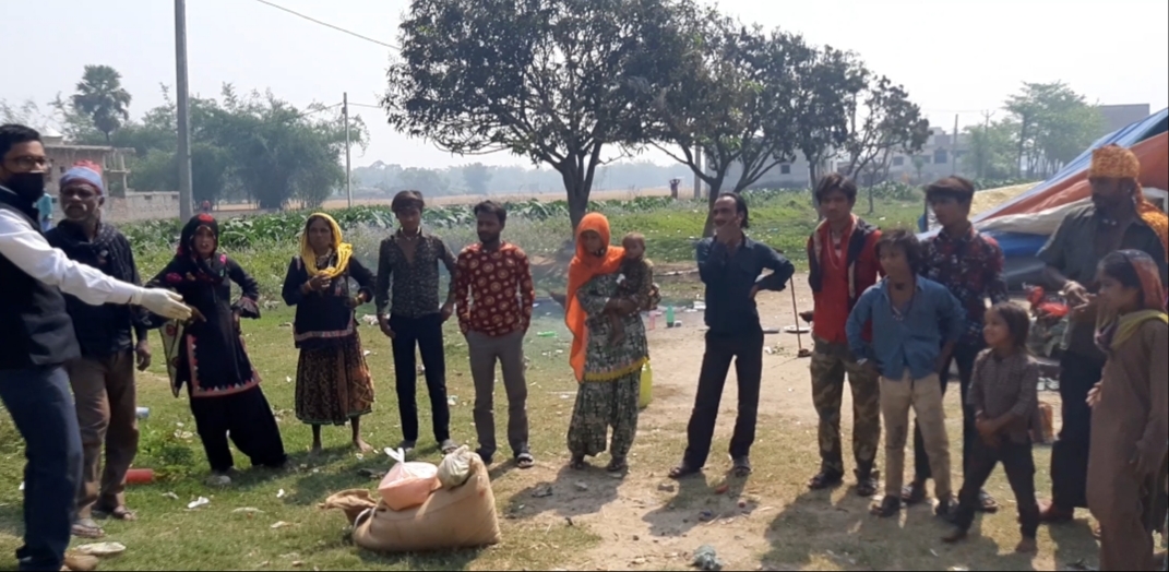 लॉक डाउन में फंसे चित्रकूट के आदिवासियों के बीच मस्करा ट्रस्ट द्वारा खाद्यान्न का वितरण            !
