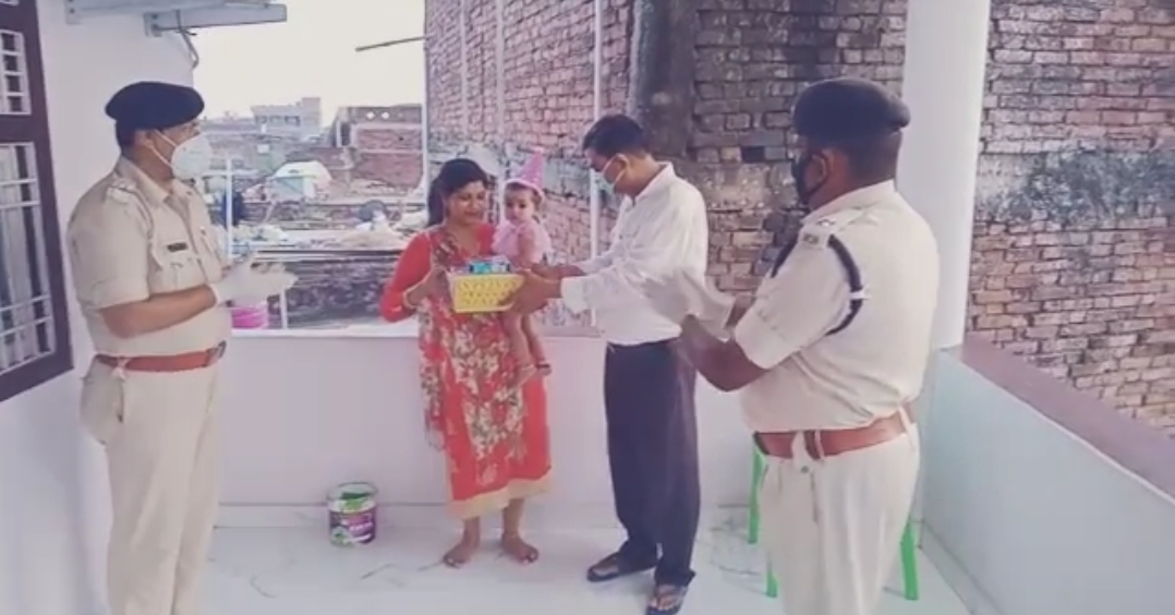 बच्चे की जन्मदिन पर केक लेकर पहुंची रामगढ़वा पुलिस,कहा-हैप्पी बर्थ डे एरिका!