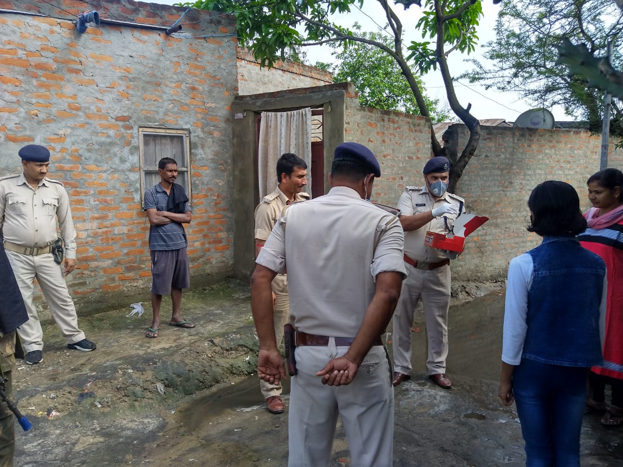 अब रक्सौल पुलिस जन्मदिन पर केक लेकर पहुंची ,कहा-हैप्पी बर्थ डे आराध्या!