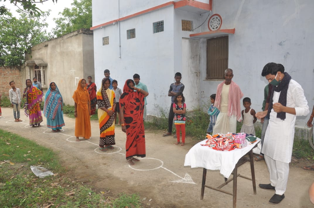 महदेवा गांव में कोरोना से बचाव हेतु मास्क व  सैनिटाइजर का वितरण