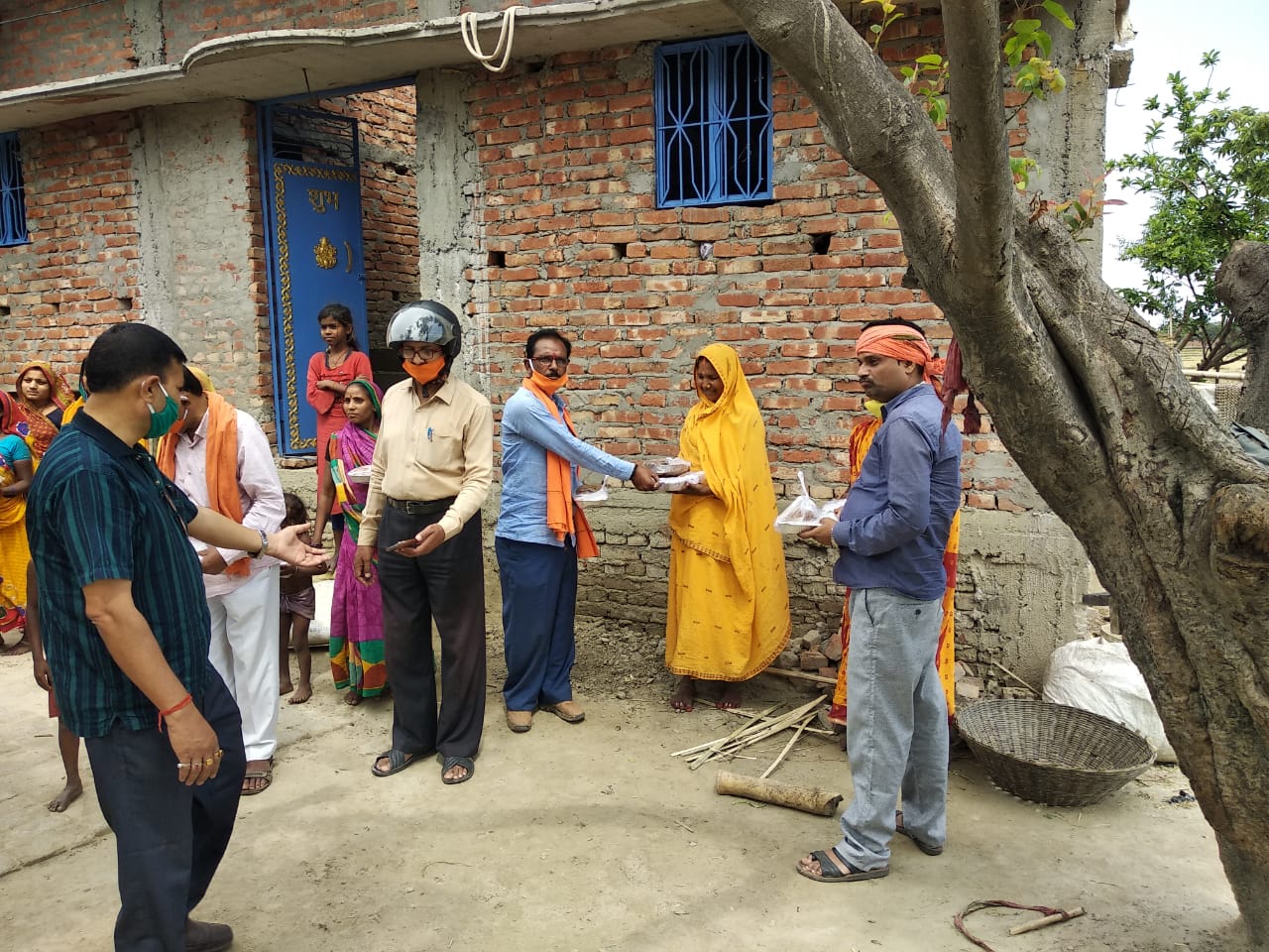 विधायक डॉ0 अजय सिंह के देख रेख में आदापुर प्रखण्ड के जरूरतमंदों के बीच घर घर पहुंचाया गया भोजन, कार्यकर्ताओं में मास्क वितरण!