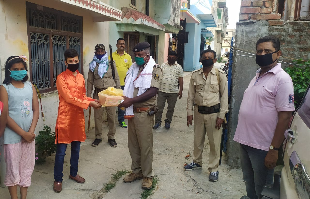 रक्सौल पुलिस ने पहुंचाया केक,कहा-हैप्पी बर्थ डे.. दिव्य राज!