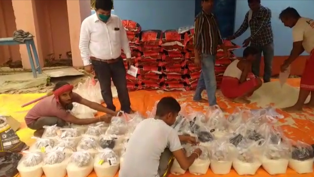 लॉक डाउन से सीमा क्षेत्र के गरीब लोग भुखमरी के शिकार,मदद को आगे आ रहे जनप्रतिनिधि!
