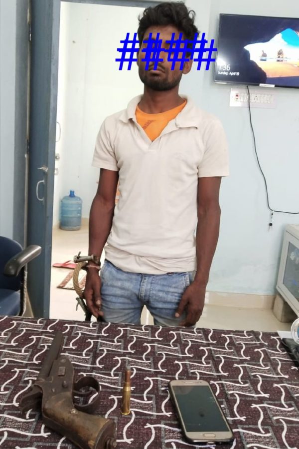दरपा पुलिस ने देशी कट्टा व जिंदा कारतूस के साथ शराब के धंधेबाज को दबोचा!