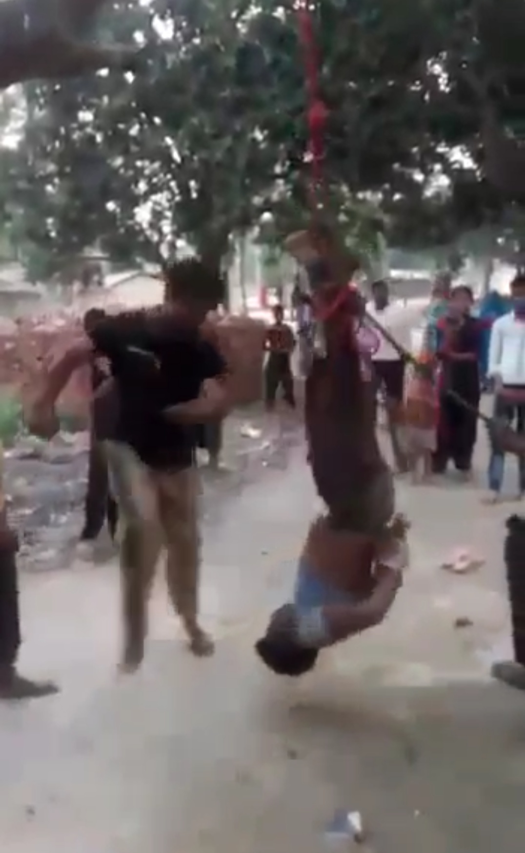 वायरल विडियो :मोबाइल चोरी के आरोप में बेरहमी से युवक की पिटाई ,दो धराये!