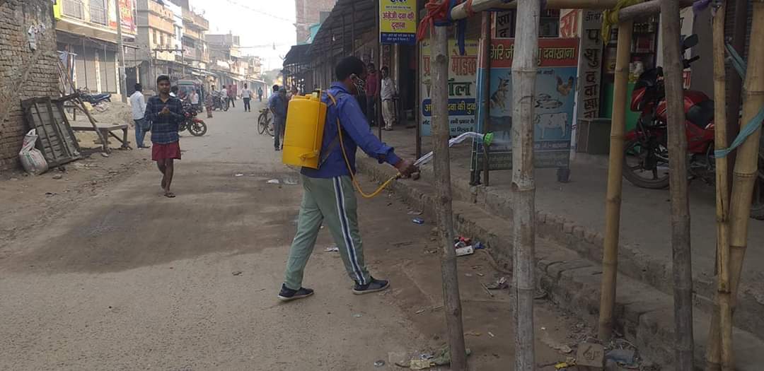 रक्सौल प्रखण्ड के विभिन्न पंचायतो में ब्लीचिंग पाउडर का छिड़काव अभियान शुरू!