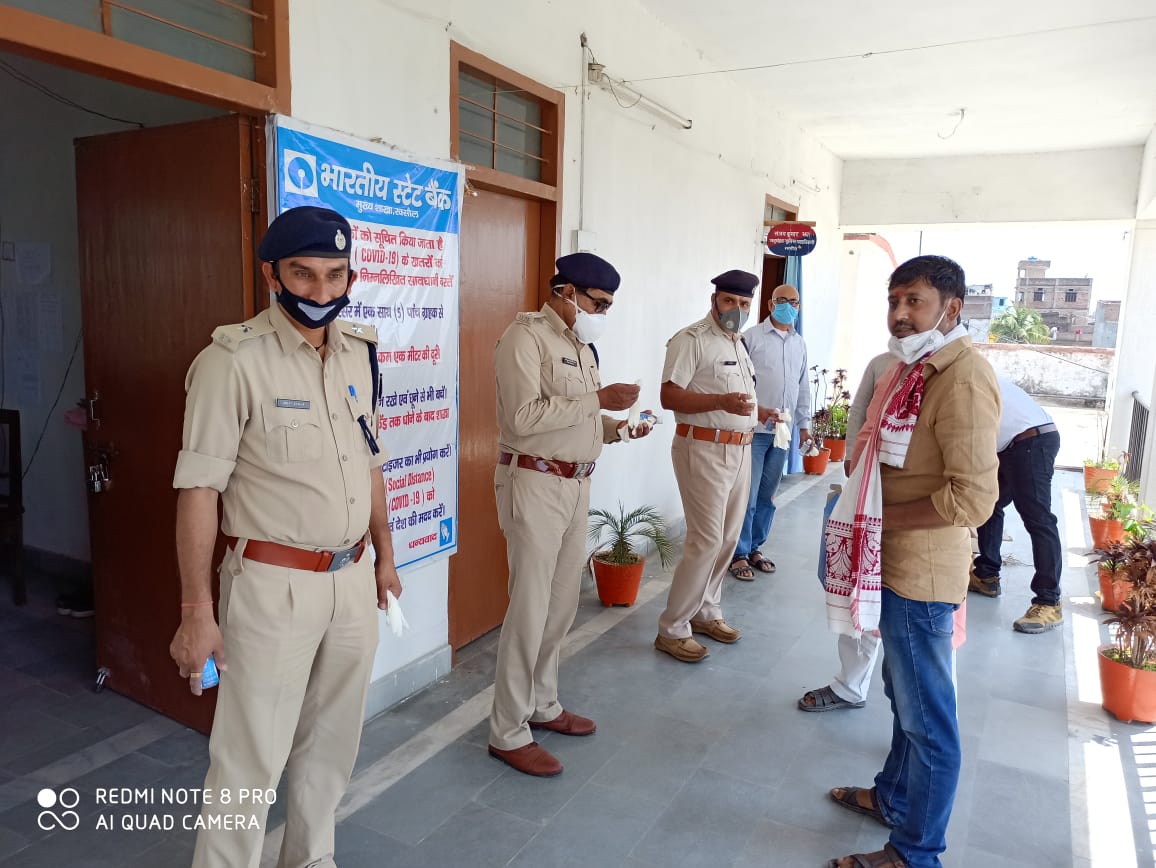 भाजयुमो ने रक्सौल के पुलिस अधिकारियों के बीच वितरित किया सैनिटाइजर व ग्लोब्स!