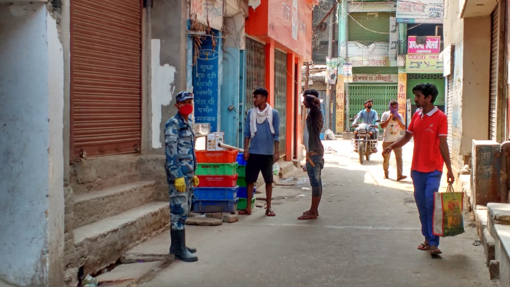 सीमा सुरक्षा के नाम पर करते हैं फायरिंग,खुद चोरी छिपे बॉर्डर पार कर नेपाल पुलिस के जवान रक्सौल बाजार में करते हैं मार्केटिंग!