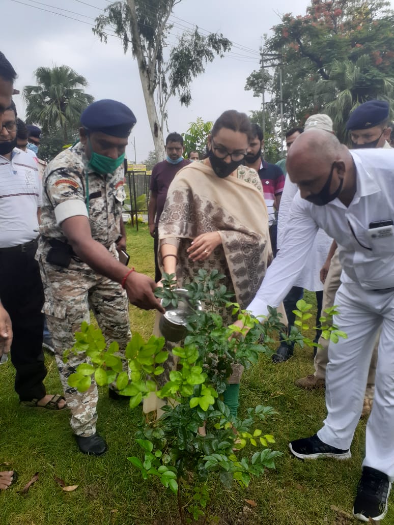 इम्युनिटी बढ़ाने व भावी पीढ़ी को बचाने लिए वृक्ष लगाएं ,पर्यावरण को बचाएं:सुश्री आरती