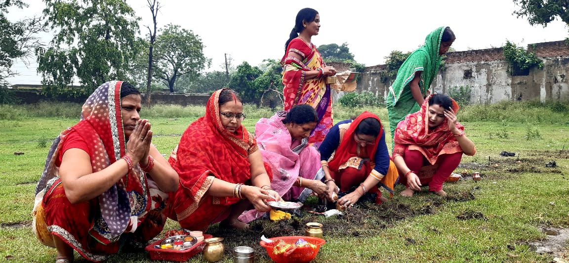 ‘कोरोना माई’ की पूजा से ‘कोरोना ‘भगाने की होड़, अंधविश्वास के गिरफ्त में सीमा क्षेत्र की महिलाएं!