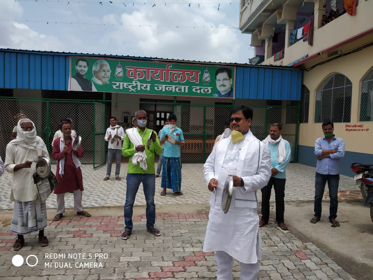 मजदूर अधिकार दिवस : आरजेडी ने पीटी थाली,विधायक डॉ0 शमीम बोले-‘गरीब का पेट खाली… शाह कर रहे वर्चुअल रैली’!