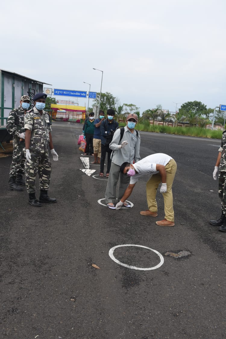 नेपाल से नङ्गे पावँ लौट रहे भारतीय नागरिक, एसएसबी जवान पहना रहे चप्पल!