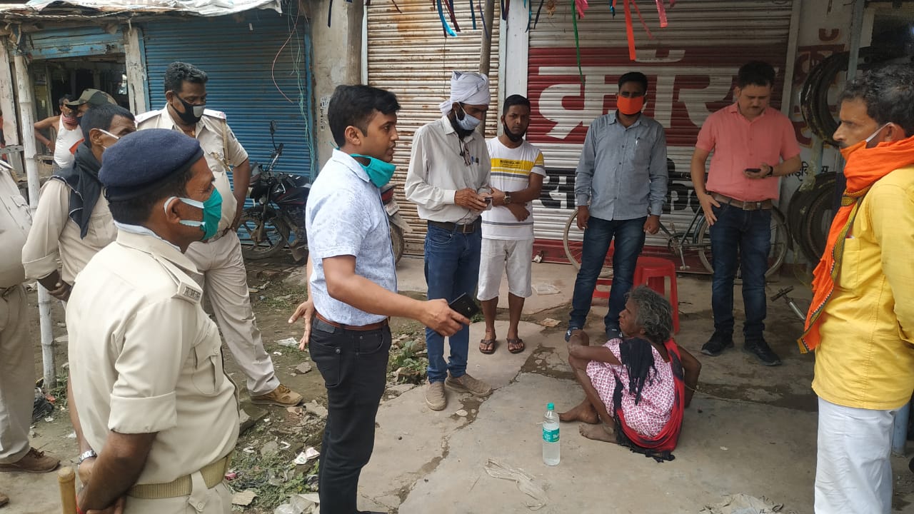 तड़प रही ‘बूढ़ी माई’ को देखने पहुँची रक्सौल अनुमंडल प्रशासन,अब किस्मत बदलने का इंतजार!