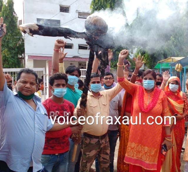 कोरोना पॉजिटिव महिला के मौत के मामले में जांच की मांग,आक्रोशित लोगों ने किया विरोध प्रदर्शन,सीएम का पुतला फूंका!